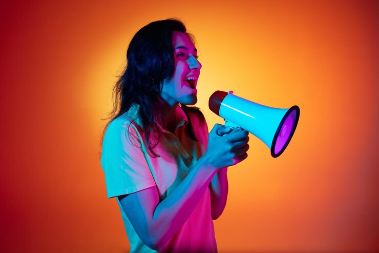 jovem-caucasiana-isolada-em-fundo-de-estudio-laranja-em-neon-conceito-de-expressao-facial-de-emocoes-humanas_