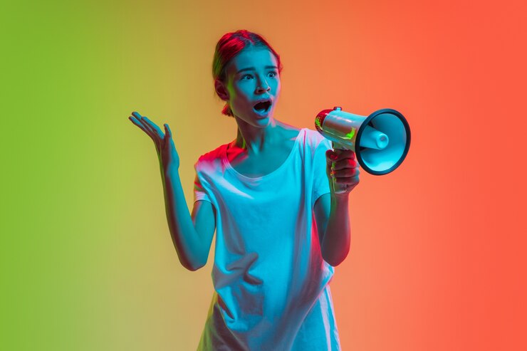 retrato-de-jovem-caucasiana-em-gradiente-verde-laranja-em-luz-de-neon_